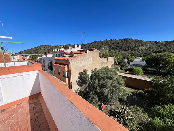 House with three floors in the center of Colera.