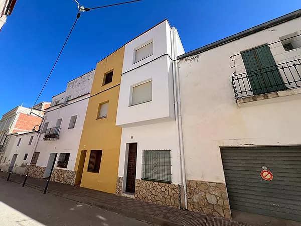 House with three floors in the center of Colera.