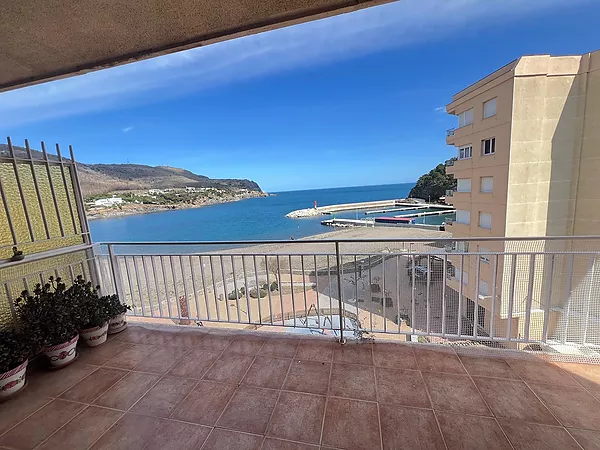 Magnífico piso con terraza y vistas al mar en primera línea de Colera