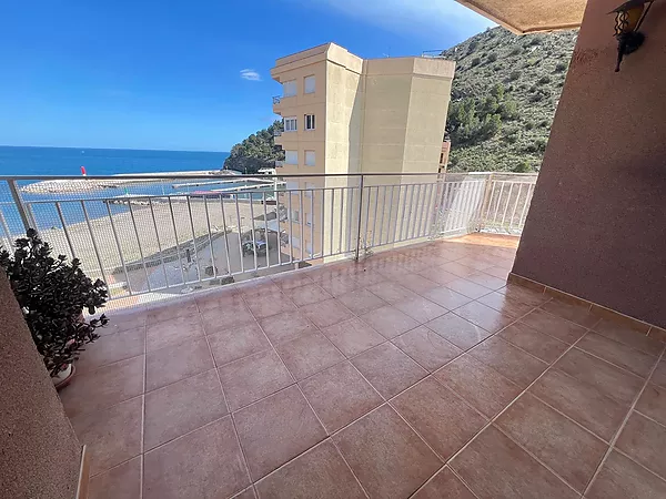 Magnífico piso con terraza y vistas al mar en primera línea de Colera