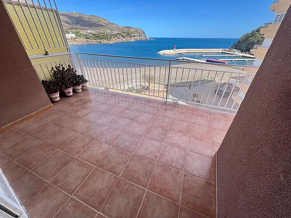 Magnífico piso con terraza y vistas al mar en primera línea de Colera