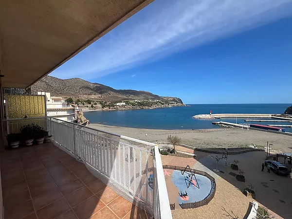 Magnificent apartment with terrace and sea views on the first line of Colera