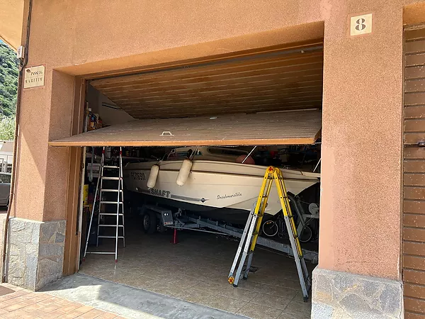 Magnífico piso con terraza y vistas al mar en primera línea de Colera