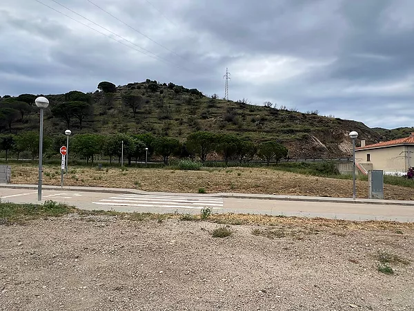 Terrain à l'entrée de Colera prêt à construire.