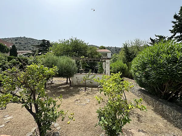 Casa unifamiliar con amplio jardín en Colera