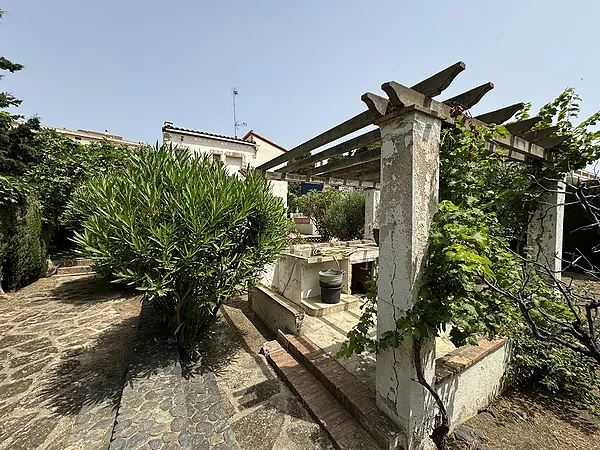 Casa unifamiliar amb ampli jardí a Colera