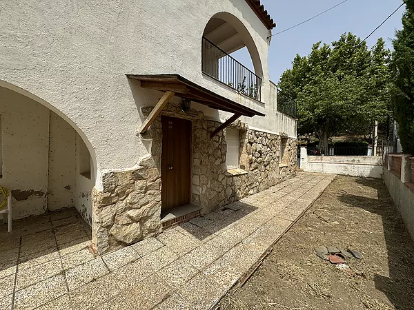 Casa unifamiliar con amplio jardín en Colera