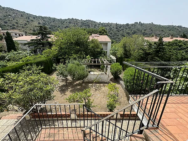 Casa unifamiliar amb ampli jardí a Colera