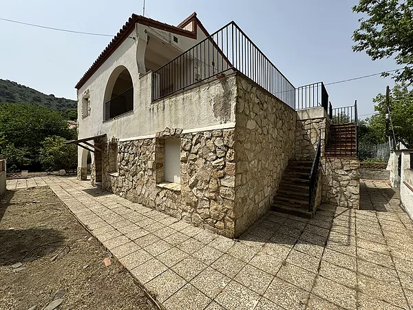 Casa unifamiliar con amplio jardín en Colera