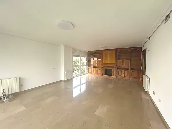 Se vende piso en Casernes, al lado del Parc Migdia.