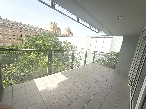 Se vende piso en Casernes, al lado del Parc Migdia.