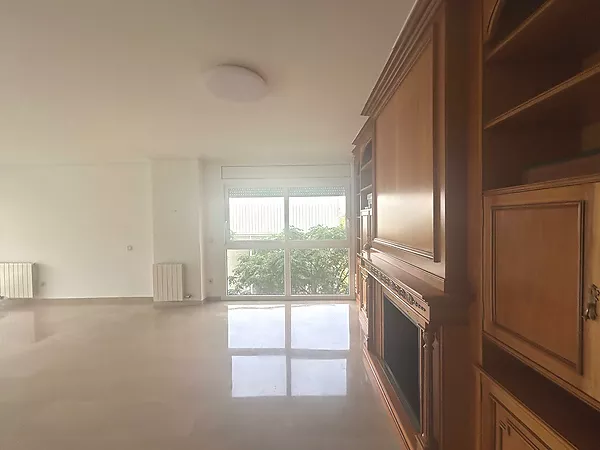 Se vende piso en Casernes, al lado del Parc Migdia.