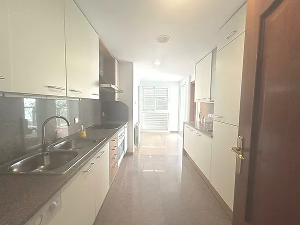 Se vende piso en Casernes, al lado del Parc Migdia.