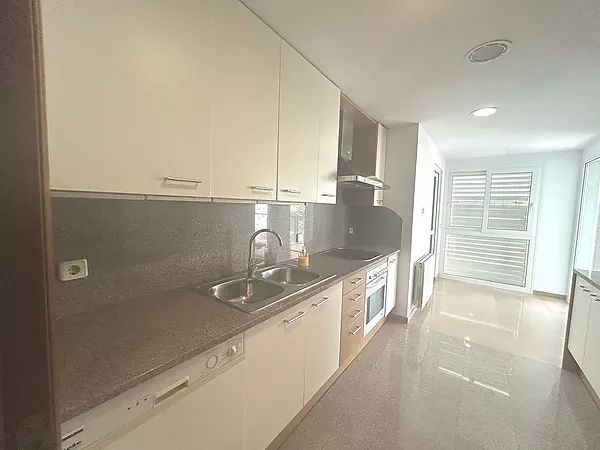 Se vende piso en Casernes, al lado del Parc Migdia.