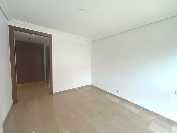 Se vende piso en Casernes, al lado del Parc Migdia.