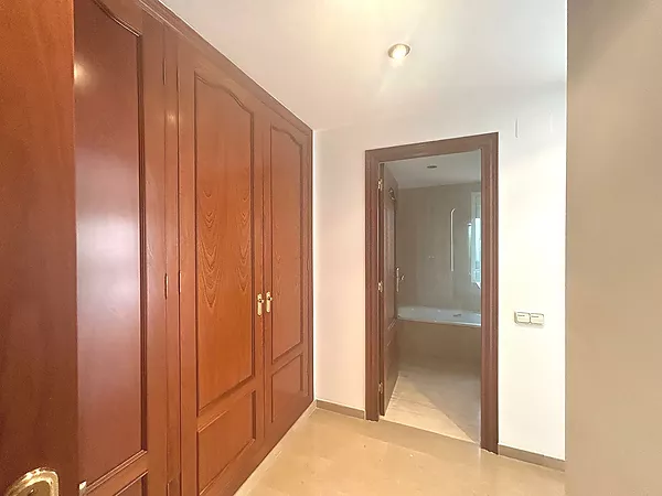 Se vende piso en Casernes, al lado del Parc Migdia.