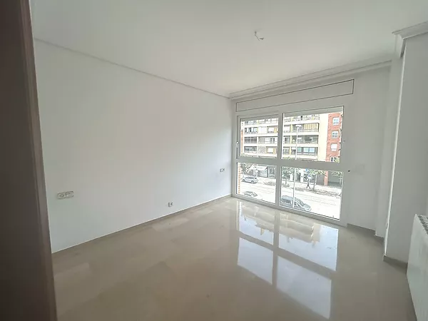 Se vende piso en Casernes, al lado del Parc Migdia.