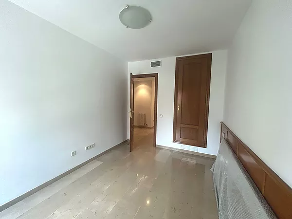 Se vende piso en Casernes, al lado del Parc Migdia.