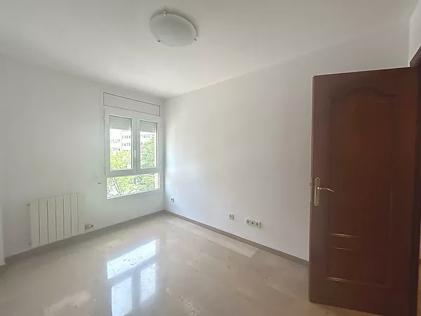 Se vende piso en Casernes, al lado del Parc Migdia.