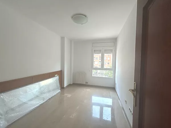 Se vende piso en Casernes, al lado del Parc Migdia.