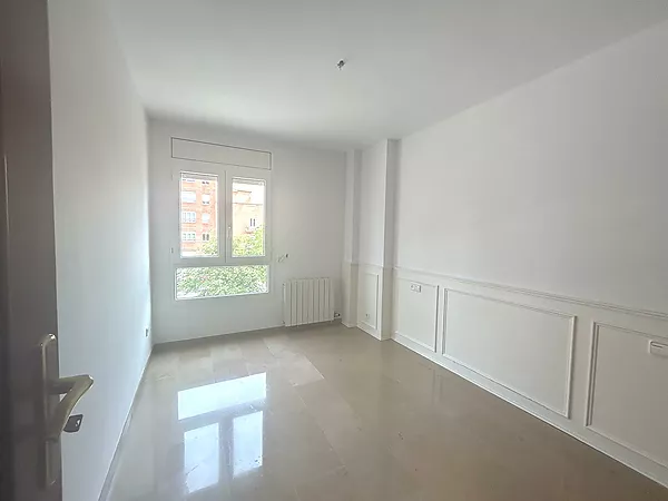 Se vende piso en Casernes, al lado del Parc Migdia.