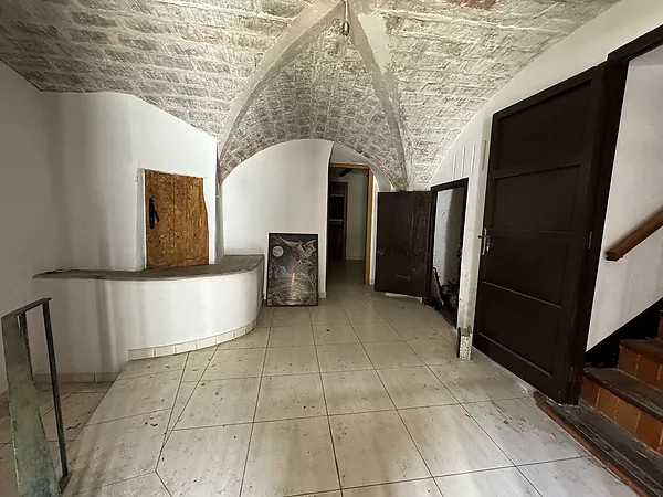 Maison de village jumelée répartie sur deux étages à Garriguella