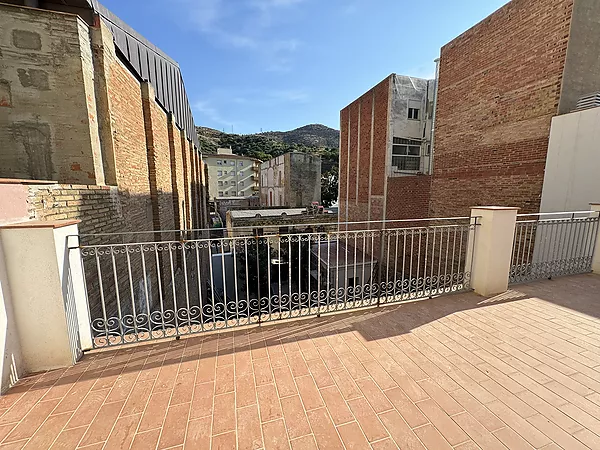 Apartamento totalmente reformado en primera línea de mar, disponible para alquiler temporal en Portbou.