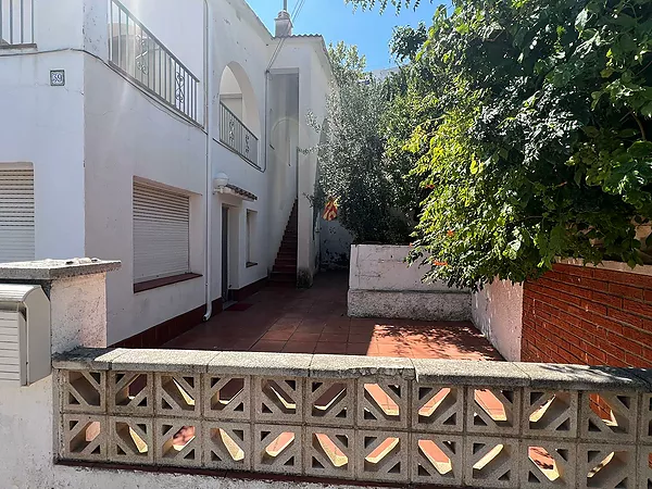 Apartment with garden in the Urbanization Sant Miquel de Colera