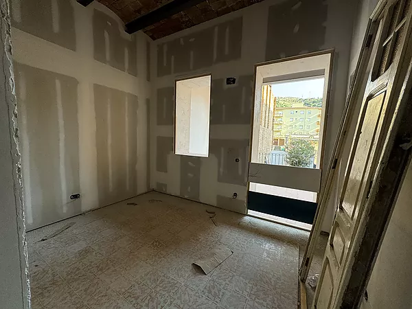 Apartamento totalmente reformado en primera línea de mar, disponible para alquiler temporal en Portbou.