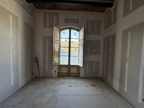 Apartamento totalmente reformado en primera línea de mar, disponible para alquiler temporal en Portbou.