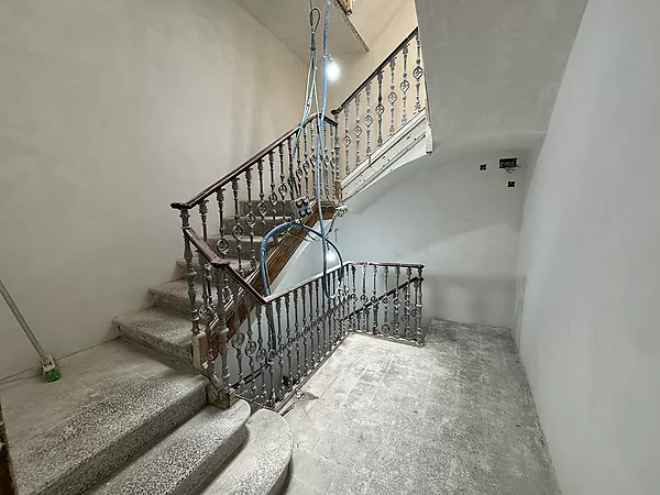 Apartamento totalmente reformado en primera línea de mar, disponible para alquiler temporal en Portbou.