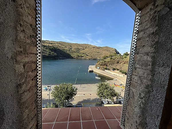 Apartamento totalmente reformado de 3 habitaciones en primera línea de mar, para alquiler temporal en Portbou.