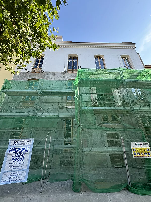 Fully renovated 3-room apartment on the seafront, for temporary rent in Portbou.