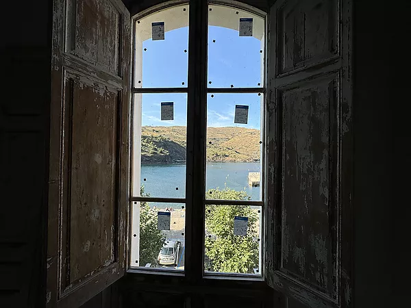 Apartamento totalmente reformado de 3 habitaciones en primera línea de mar, para alquiler temporal en Portbou.