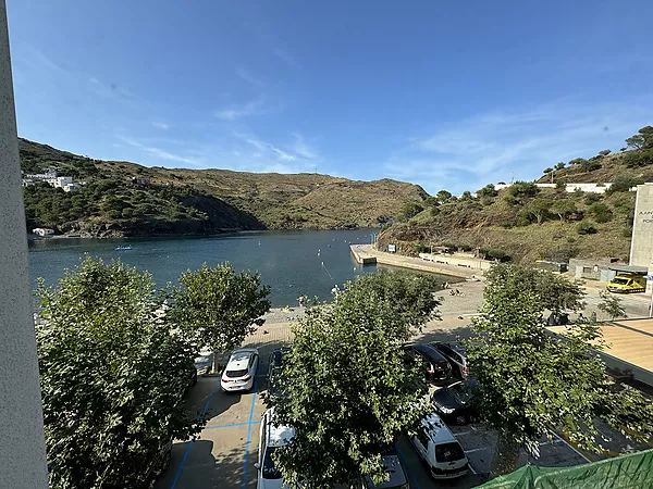 Apartamento totalmente reformado de 3 habitaciones en primera línea de mar, para alquiler temporal en Portbou.