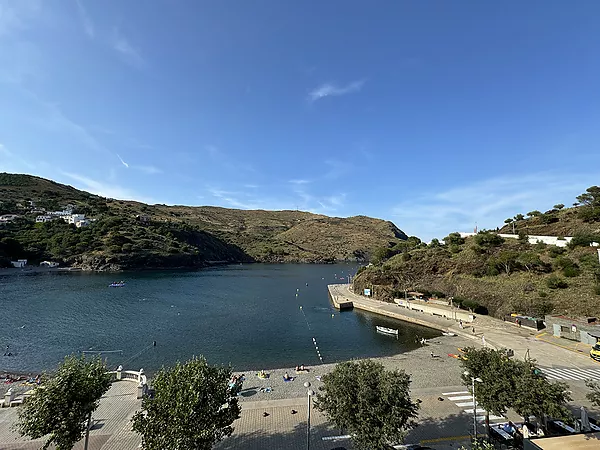 Appartement avec terrasse en bord de mer, disponible en location temporaire à Portbou.