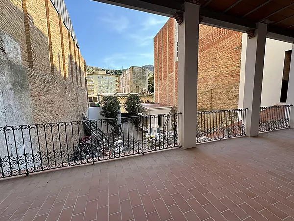 Apartament amb terrassa a primera linia de mar, disponibles per lloguer temporal a Portbou.