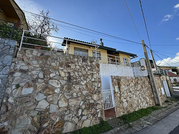 Casa aparellada amb àmplia terrassa