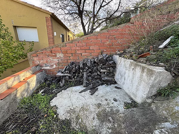 Casa aparellada amb àmplia terrassa