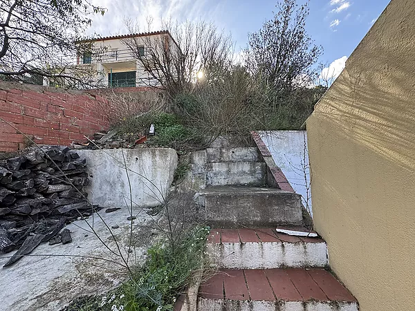 Casa aparellada amb àmplia terrassa