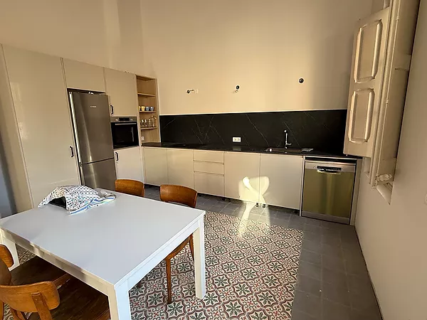 Apartament totalment reformat de 3 habitacions a primera linia de mar, per lloguer temporal a Portbou.