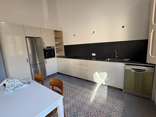 Apartament totalment reformat a primera linia de mar, disponible per lloguer temporal a Portbou.