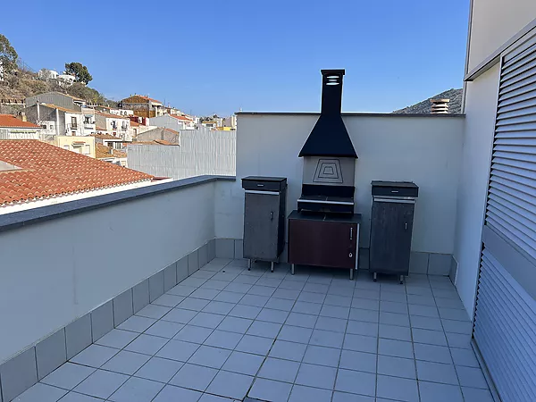 Ático de una habitación con amplia terraza.