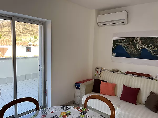 Ático de una habitación con amplia terraza.