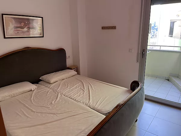 Apartamento de dos habitaciones y porche.