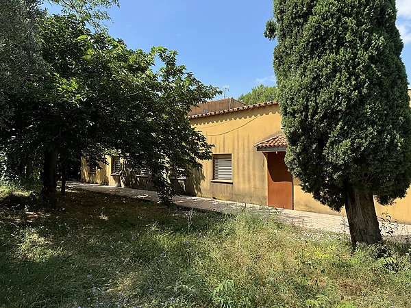 Property with large garden in Palau de Santa Eulàlia