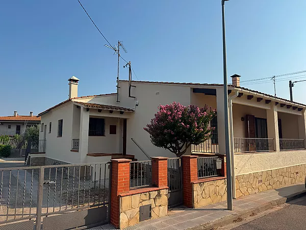Acollidora casa en planta baixa amb gran jardí i garatge